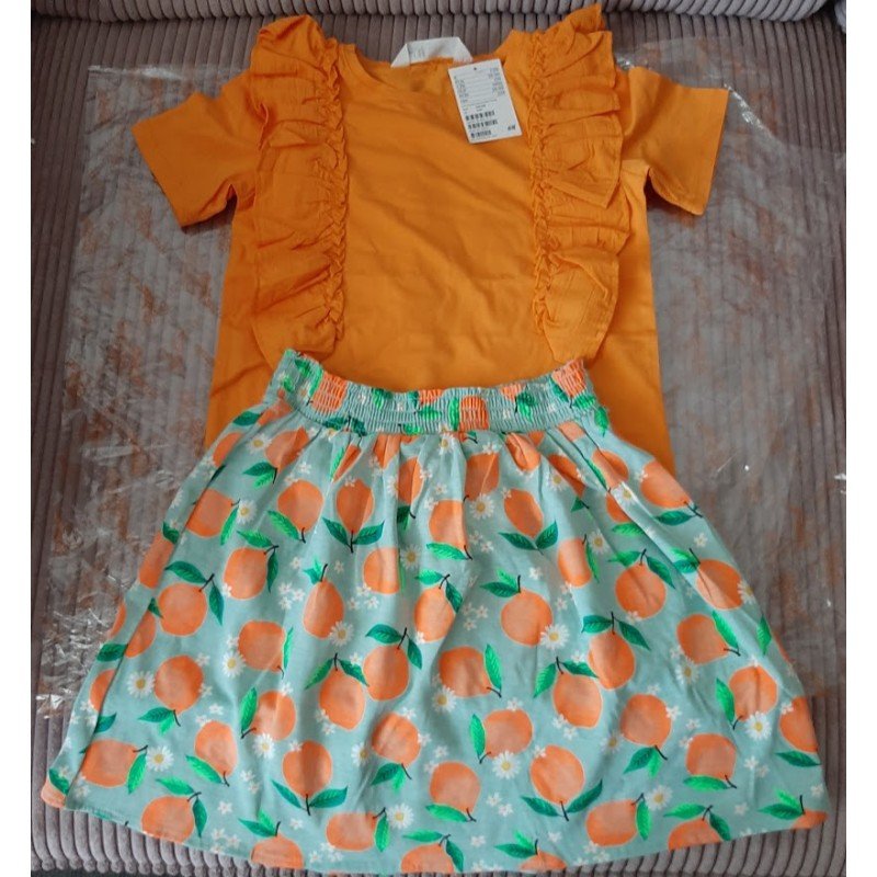 Meisjesset: Meisjes blouse oranje met stroken en rok groen met sinaasappels