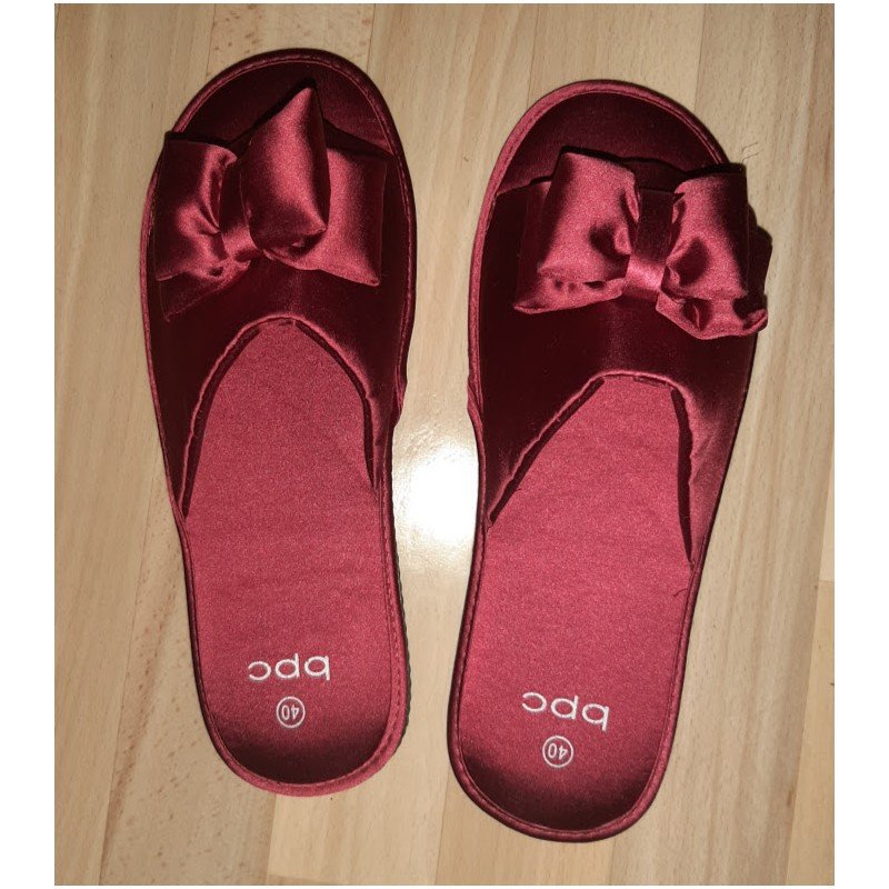 Ladies slippers shiny dark red with elegant bow